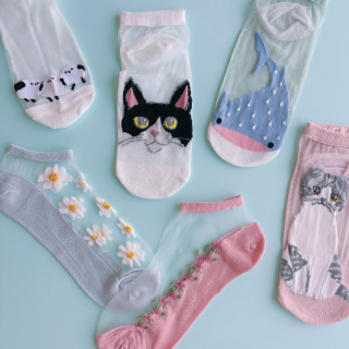これからの季節におすすめなシアーソックス♪ 動物柄や花柄などデザインも豊富！　“１００円で暮らしは楽しくなる“
