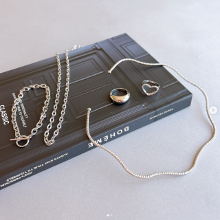 シルバーカラーのアクセサリーでクールに。　“１００円で暮らしは楽しくなる“