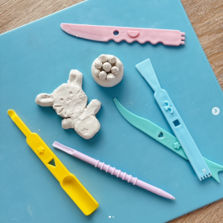 切る・押す・転がす等、５本で計１９種類の使い方ができるパステルカラーの粘土へらセット🐰右利き、左利き問わずお使いいただけます。　“１００円で暮らしは楽しくなる“