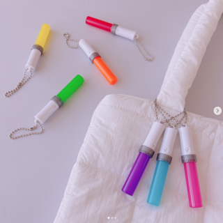 キーホルダーとしてもかわいいミニサイズのペンライト🎵 ON/OFFスイッチで点灯💡　“１００円で暮らしは楽しくなる“