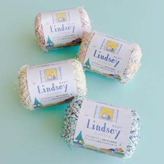 カラフルなフリンジ調の糸を撚り合わせて独特な編地に仕上がる毛糸です。　“１００円で暮らしは楽しくなる“