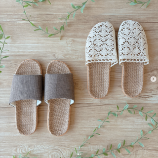 お部屋やお洋服の雰囲気に合わせてスリッパをセレクトしてみませんか？夏らしい涼しげなデザインです🍃　“１００円で暮らしは楽しくなる“