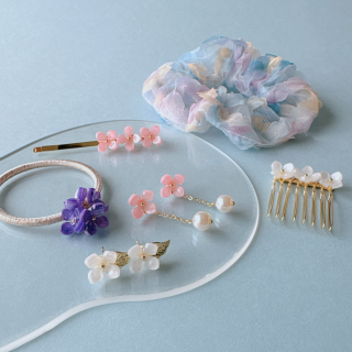 梅雨でもあじさいのアクセサリーを着ければ気分も上がるかも。　“１００円で暮らしは楽しくなる“