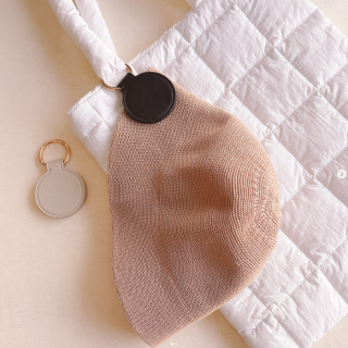 バッグに付けておくだけで帽子やハンカチ、マスクの持ち運びに便利！ 強力磁石でしっかりホールドします！　“１００円で暮らしは楽しくなる“