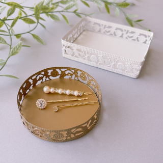 大事なものの定位置は雰囲気のあるトレーに。　“１００円で暮らしは楽しくなる“