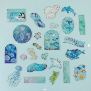 涼しげな水彩タッチのデザインフレークシールです。 海の生き物達の可愛らしさ、美しさを堪能できる「すいさい水族館🐟」をお楽しみください♪　“１００円で暮らしは楽しくなる“