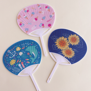 水に濡らしてあおぐと、涼しい風が感じられる！🐧暑い日にぴったりのうちわ🌞　“１００円で暮らしは楽しくなる“