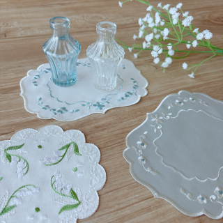 お花の刺繍が施された可愛らしいマットと涼しげなガラスベース。 インテリアのアクセントにおすすめです。　“１００円で暮らしは楽しくなる“