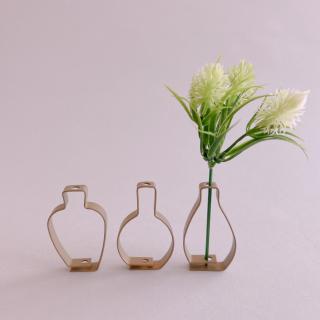 シンプルなインテリアに良く映えるアイアンのドライフラワースタンドです。 そのまま飾ってもステキ♪　“１００円で暮らしは楽しくなる“