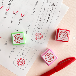 キャップを外してぺたっと押すだけ🎵便利な浸透印！ 毎日の宿題チェックやギフトメッセージにも💛　“１００円で暮らしは楽しくなる“