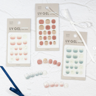 貼るだけ簡単なネイルシール。 小さい爪の方におすすめなショートタイプや サンダルに合わせて変えても楽しいフット用も♪　“１００円で暮らしは楽しくなる“