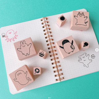 動物のスタンプと小物スタンプがセットになった木製のハンコ。 小物を持たせたり、手をつないだりもできます♪　“１００円で暮らしは楽しくなる“