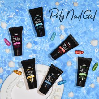 夏はキラッキラのマーメードのように。 ポリネイルジェルなら大き目ホロネイルも簡単に！　“１００円で暮らしは楽しくなる“