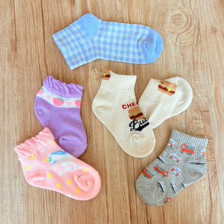 お洋服や気分に合わせて靴下もチェンジ🧦お気に入りなら今日もごきげんさん😊🎵　“１００円で暮らしは楽しくなる“