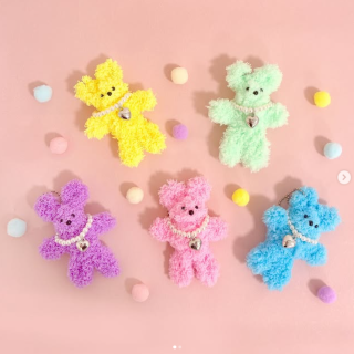 推しカラーのパールのネックレス付きモールドールキーホルダーです。 ボールチェーンが付いているのでバッグなどに取り付けて持ち運べます。　“１００円で暮らしは楽しくなる“