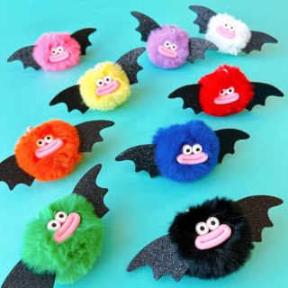 カラフルなデビルのキーホルダー。 ギョロッとおめめがチャームポイント♪　“１００円で暮らしは楽しくなる“