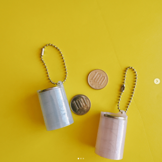 シンプルな半透明ボディがかわいいコインホルダー。 シールを貼ってオリジナルデザインにDIY出来ちゃいます♪ 100円玉専用で15枚を収納できます。　“１００円で暮らしは楽しくなる“
