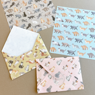 さまざまな猫種や色、模様、ポーズをデザインした猫好きにはたまらないデザインペーパー🐱 コラージュやミニ封筒、ポチ袋などいろいろなアレンジを楽しんでね♪　“１００円で暮らしは楽しくなる“