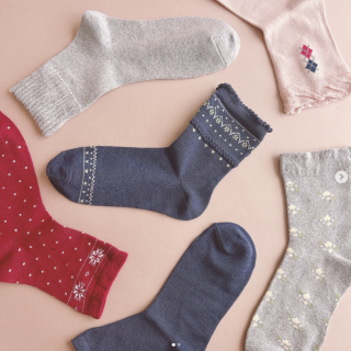 口ゴムのしめつけ感が少なく、ゆったりした履き心地の靴下です。 カプサイシン加工または毛混のあったか設計で、足元の冷え対策におすすめです。