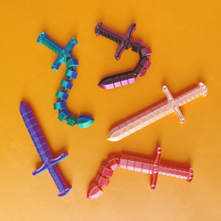 伸びる！まがる！なんとも魅力的で不思議な感じ！ ３Ｄプリンタ—の技術で作られた艶めく剣。 接合部分が無くていつまでも見入っちゃう魅惑のおもちゃ。　“１００円で暮らしは楽しくなる“