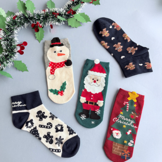 サンタクロースや雪だるま、トナカイなどの靴下を履いたら、気分はもうクリスマス🎅🎄　“１００円で暮らしは楽しくなる“