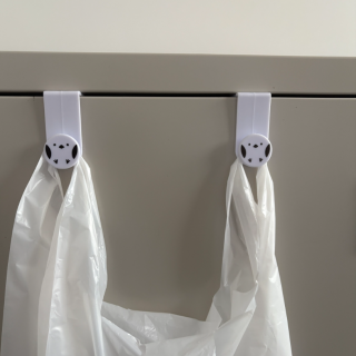 キッチン下の扉などに取り付ける、ゴミ袋フックもシマエナガにしちゃお♪　“１００円で暮らしは楽しくなる“