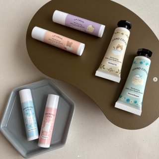 香りを楽しみながら保湿ケアもできちゃうグッズ。 ミニサイズハンドクリームが持ち歩き用に結構良い♪　“１００円で暮らしは楽しくなる“