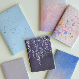 新年度のスタートには4月始まりのスケジュール帳が便利。 シンプルなデザインから、キラキラで華やかなデザイン等… ぜひ、お気に入りの一冊を見つけてみてね♪　“１００円で暮らしは楽しくなる“