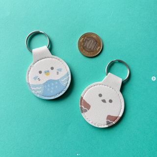 お散歩などに使いやすい、500円玉が1枚入るキーチャームです。 いざという時の現金💰として持っておくにも良いと思います。　“１００円で暮らしは楽しくなる“