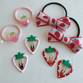 いちごモチーフのアクセたち🍓 透明感のある赤いいちご、メタルのいちご、いろんないちごたちが集合～！　“１００円で暮らしは楽しくなる“