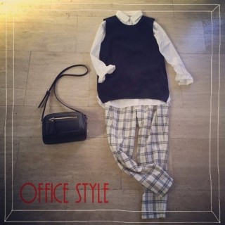 シャツ×ニットベストのコーデもチュニック丈をチョイスで腰まわりをカバー☆白ベースのチェックパンツが春らしさUPのポイントに♪