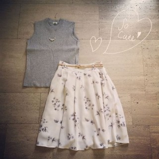 モノトーンの花柄で大人可愛いフレアスカート♥ ハイネックのノースリトップスはネックレスがセットになっててお得♪