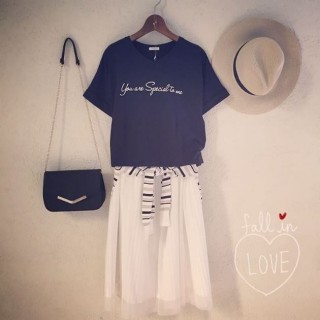 白ボトムにネイビーTシャツを合わせてボーダーカーデを腰巻にしたフレンチマリンスタイル♡ 赤いソックスを合わせてもGOOD♪