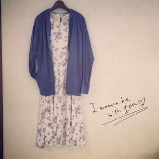 花柄ワンピをパーカーでカジュアルダウン。 合わせる小物次第でいろんな雰囲気に♪