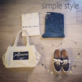 Tシャツにデニムの定番スタイル☆迷彩柄スニーカーがポイント♪