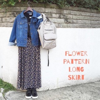小花柄のロングスカートは挑戦しやすいトレンドアイテム！Gジャンやスニーカー合わせでカジュアルに合わせるのがオススメです♪