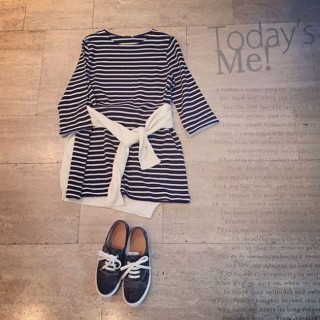 ボーダーチュニックにカーデを腰巻で元気スタイル☆ボトムはショートパンツを合わせてチュニックをワンピ風に着ちゃおう♪