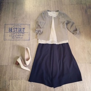 カーキのジャケットにレーストップスを合わせ、ボトムは旬なガウチョパンツ♡パンプスは白を選べば春仕様に♪