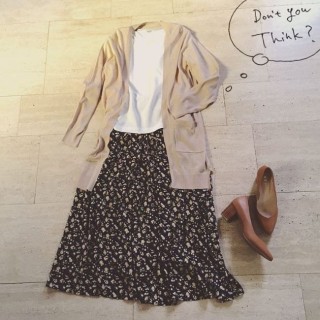 小花柄のスカートを主役にしたコーディネート♡　足元のキャメルのパンプスが今年らしさを演出♪