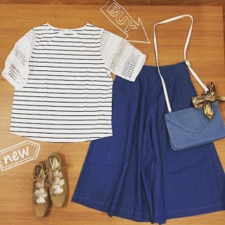 ボーダーとデニムを今年らしい組み合わせで♪ 袖の華奢なレースがポイントのトップスは大人っぽくガウチョ合わせで♡