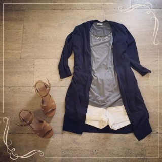 白ボトムを使ったカラーコーデ☆ 白と相性のいいネイビー&グレーを合わせた大人カジュアルスタイル♪