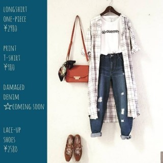 Tシャツとデニムのシンプルコーデも、ロングシャツを羽織るとラフな旬顔コーデに♡