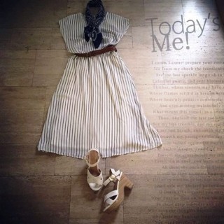 ストライプのロングワンピースはブラウジング部分を太めベルトでウエストマーク☆スカーフ合わせで今年らしさも取り入れて♪