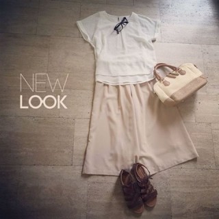 透け感のあるトップスにガウチョパンツを合わせたシンプルスタイル♪