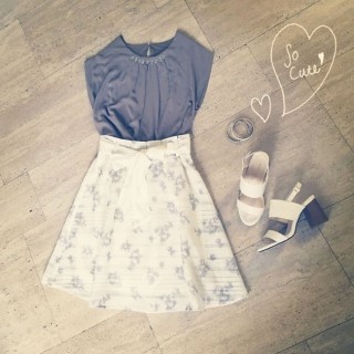 ビジュー付きの女性らしいトップスに清涼感のある花柄のスカートを合わせてさらに上品な着こなしに♡