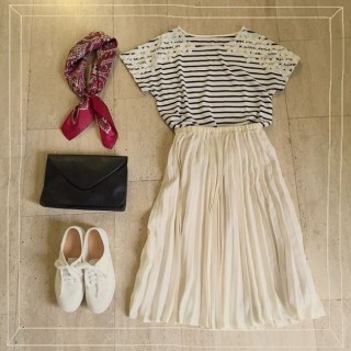 肩のレースがポイントのボーダートップスにトレンドの白プリーツスカートでマリンスタイルに♪差し色に赤いスカーフを合わせて♡