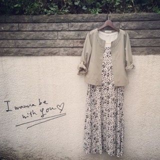 小花柄がかわいいロングキャミワンピにカーキのノーカラージャケットを合わせて大人仕様にチェンジ♪