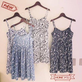 花柄のワンピースが店舗に入荷しました♡ スキニーなどで重ね着を楽しむのもよし、カーデ合わせでガーリーに着るのもよし、お好みのテイストで着られるアイテムです♪