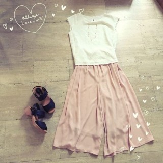 刺繍が素敵なブラウスは淡いピンクのスカーチョを合わせて素敵女子コーデに♡