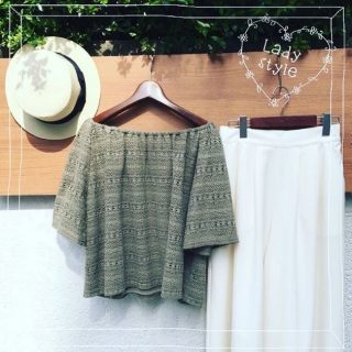 大人っぽく着られる肩見せトップスの登場です♡ ゆる袖が二の腕カバーにもなり、肩を出さないで着ることも可能な2way使いができるアイテム?ガウチョパンツでお出かけスタイルに。